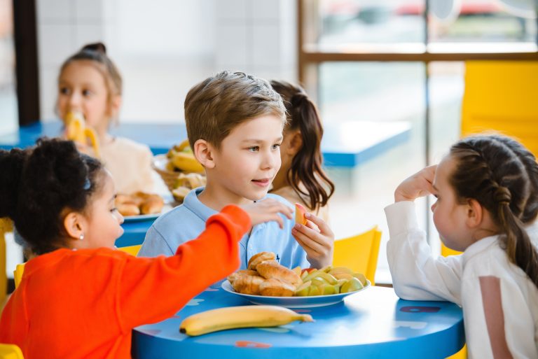 Gemeinsam essen, gesund wachsen: Ernährung als Bildungsprozess in der Kita